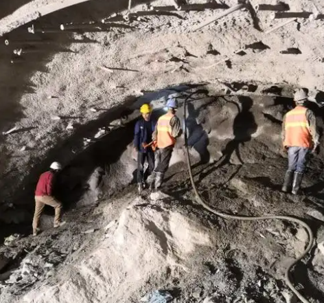 振兴拱顶带模注浆料的施工流程及注意事项